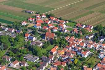 Vue aérienne de Saint Michel à Insheim dans le département Rhénanie-Palatinat, Allemagne