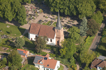 Vue aérienne de Bâtiment d'église au cimetière au centre du village à Insheim dans le département Rhénanie-Palatinat, Allemagne
