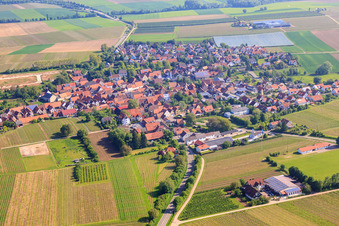 Vue aérienne de Vue du village depuis le sud-ouest à Impflingen dans le département Rhénanie-Palatinat, Allemagne