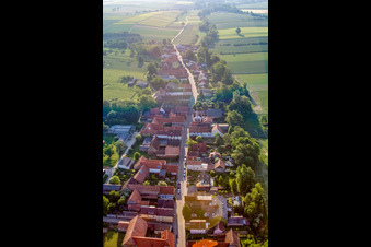Photographie aérienne de Rue principale vue de l'ouest à Vollmersweiler dans le département Rhénanie-Palatinat, Allemagne