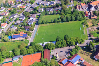 Vue aérienne de Court de tennis et terrain de football Mörzheim à le quartier Mörzheim in Landau in der Pfalz dans le département Rhénanie-Palatinat, Allemagne