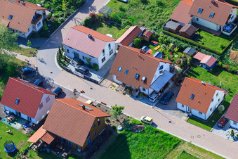 Vue d'oiseau de Dans le champ de pois à le quartier Mörzheim in Landau in der Pfalz dans le département Rhénanie-Palatinat, Allemagne