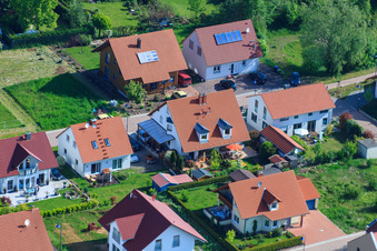 Dans le champ de pois à le quartier Mörzheim in Landau in der Pfalz dans le département Rhénanie-Palatinat, Allemagne vu d'un drone