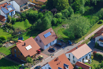 Dans le champ de pois à le quartier Mörzheim in Landau in der Pfalz dans le département Rhénanie-Palatinat, Allemagne vue d'en haut