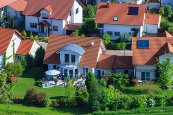 Vue aérienne de Dans le champ de pois à le quartier Mörzheim in Landau in der Pfalz dans le département Rhénanie-Palatinat, Allemagne