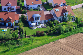 Dans le champ de pois à le quartier Mörzheim in Landau in der Pfalz dans le département Rhénanie-Palatinat, Allemagne hors des airs