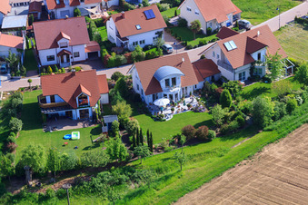 Dans le champ de pois à le quartier Mörzheim in Landau in der Pfalz dans le département Rhénanie-Palatinat, Allemagne vue d'en haut