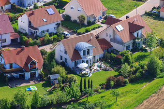 Vue d'oiseau de Dans le champ de pois à le quartier Mörzheim in Landau in der Pfalz dans le département Rhénanie-Palatinat, Allemagne