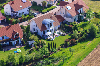 Dans le champ de pois à le quartier Mörzheim in Landau in der Pfalz dans le département Rhénanie-Palatinat, Allemagne vue du ciel