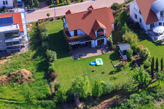 Dans le champ de pois à le quartier Mörzheim in Landau in der Pfalz dans le département Rhénanie-Palatinat, Allemagne du point de vue du drone