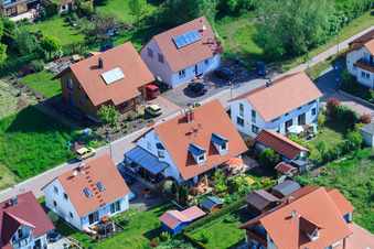 Dans le champ de pois à le quartier Mörzheim in Landau in der Pfalz dans le département Rhénanie-Palatinat, Allemagne vue d'en haut
