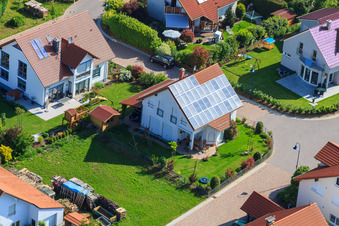 Dans la phrase à le quartier Mörzheim in Landau in der Pfalz dans le département Rhénanie-Palatinat, Allemagne depuis l'avion