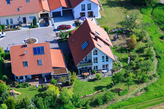 Dans la phrase à le quartier Mörzheim in Landau in der Pfalz dans le département Rhénanie-Palatinat, Allemagne du point de vue du drone