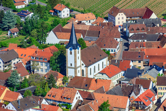 Vue aérienne de Église protestante Mörzheim à le quartier Mörzheim in Landau in der Pfalz dans le département Rhénanie-Palatinat, Allemagne