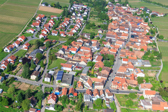 Vue aérienne de Vue du village depuis l'est à le quartier Wollmesheim in Landau in der Pfalz dans le département Rhénanie-Palatinat, Allemagne