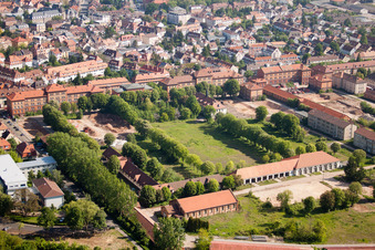 Vue aérienne de La place Theodor-Heuss-Platz et ses anciennes casernes sur la Cornichonstrasse à Landau in der Pfalz dans le département Rhénanie-Palatinat, Allemagne