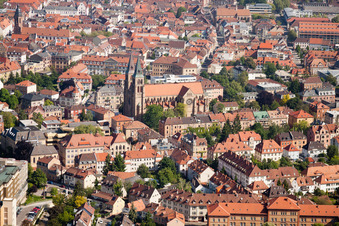 Vue aérienne de Centre-ville avec l'église catholique de l'Assomption de Marie - Église Sainte-Marie à Landau in der Pfalz dans le département Rhénanie-Palatinat, Allemagne