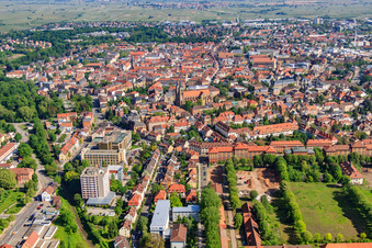 Vue aérienne de Le centre-ville abrite l'église catholique de l'Assomption de Marie (église Sainte-Marie), l'hôpital Saint-Vincent et les anciennes casernes de la Cornichonstrasse. à Landau in der Pfalz dans le département Rhénanie-Palatinat, Allemagne