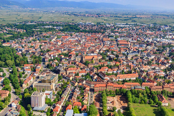 Vue aérienne de Le centre-ville abrite l'église catholique de l'Assomption de Marie (église Sainte-Marie), l'hôpital Saint-Vincent et les anciennes casernes de la Cornichonstrasse. à Landau in der Pfalz dans le département Rhénanie-Palatinat, Allemagne
