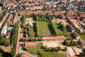 Vue aérienne de La place Theodor-Heuss-Platz et ses anciennes casernes sur la Cornichonstrasse à Landau in der Pfalz dans le département Rhénanie-Palatinat, Allemagne