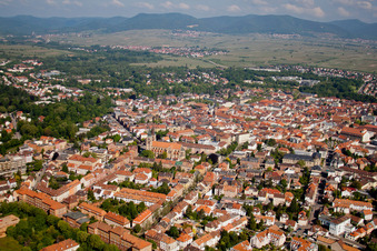 Vue aérienne de Vue d'ensemble de la ville depuis le sud-est à Landau in der Pfalz dans le département Rhénanie-Palatinat, Allemagne