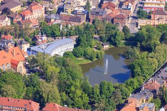 Vue aérienne de Étang aux cygnes du Parkhotel Landau à Landau in der Pfalz dans le département Rhénanie-Palatinat, Allemagne