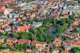 Vue aérienne de L'étang aux cygnes du Parkhotel Landau et la salle des fêtes Art nouveau à Landau in der Pfalz dans le département Rhénanie-Palatinat, Allemagne