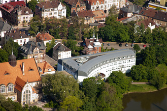 Vue aérienne de L'étang aux cygnes du Parkhotel Landau et la salle des fêtes Art nouveau à Landau in der Pfalz dans le département Rhénanie-Palatinat, Allemagne