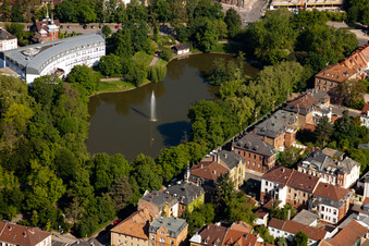 Vue aérienne de Étang aux cygnes du Parkhotel Landau à Landau in der Pfalz dans le département Rhénanie-Palatinat, Allemagne
