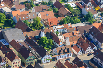 Vue aérienne de Queichheimer Hauptstraße x Gänsegasse à le quartier Queichheim in Landau in der Pfalz dans le département Rhénanie-Palatinat, Allemagne