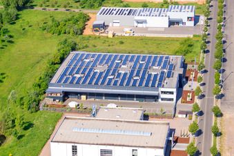 Vue aérienne de JuRec-IT Social & Green Remarketing GmbH Lise-Meitner-Straße à le quartier Queichheim in Landau in der Pfalz dans le département Rhénanie-Palatinat, Allemagne