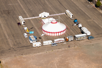 Vue aérienne de Chapiteau du Théâtre des Contes de Fées du Cirque Sperlich sur le champ de foire à le quartier Queichheim in Landau in der Pfalz dans le département Rhénanie-Palatinat, Allemagne