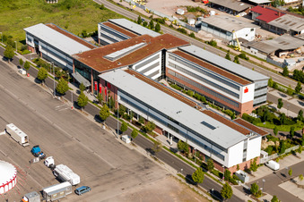 Vue aérienne de Bâtiment administratif bancaire de la société de services financiers Sparkasse Südliche Weinstraße à le quartier Queichheim in Landau in der Pfalz dans le département Rhénanie-Palatinat, Allemagne