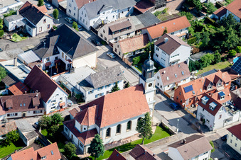 Vue aérienne de Église Saint-Martin au centre du village à le quartier Mörlheim in Landau in der Pfalz dans le département Rhénanie-Palatinat, Allemagne
