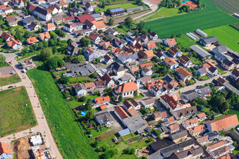 Vue aérienne de Mörlheimer Hauptstr à le quartier Mörlheim in Landau in der Pfalz dans le département Rhénanie-Palatinat, Allemagne