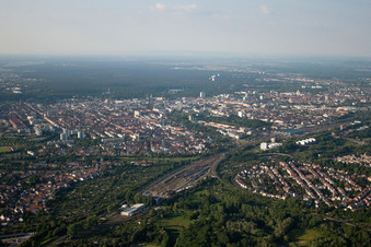 Vue aérienne de Dammerstock et la gare à le quartier Weiherfeld-Dammerstock in Karlsruhe dans le département Bade-Wurtemberg, Allemagne