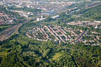 Vue aérienne de Gare et Dammerstock à le quartier Weiherfeld-Dammerstock in Karlsruhe dans le département Bade-Wurtemberg, Allemagne