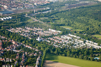Vue aérienne de District de Dammerstock du sud-ouest à le quartier Weiherfeld-Dammerstock in Karlsruhe dans le département Bade-Wurtemberg, Allemagne
