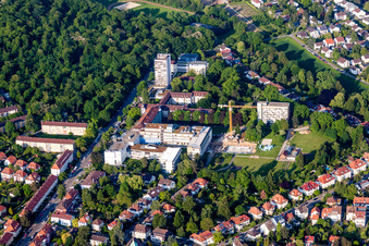 Vue aérienne de Chantier de construction du nouveau centre de santé et du centre médical de l'Institution évangélique des diaconesses Karlsruhe-Rüppurr à le quartier Rüppurr in Karlsruhe dans le département Bade-Wurtemberg, Allemagne