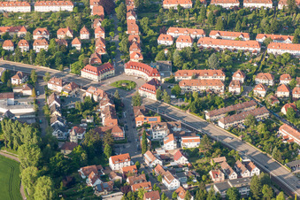 Vue aérienne de Place semi-circulaire Ostendorfplatz à le quartier Rüppurr in Karlsruhe dans le département Bade-Wurtemberg, Allemagne