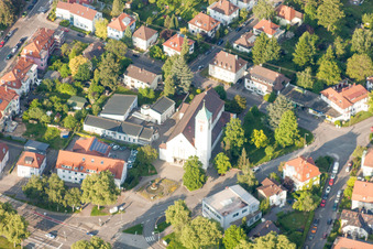 Vue aérienne de Église du Christ-Roi à le quartier Rüppurr in Karlsruhe dans le département Bade-Wurtemberg, Allemagne