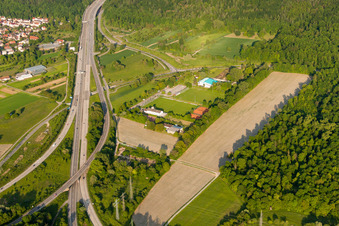 Vue aérienne de Terrain de sport - terrain de football de l'Allg. Sportver. Wolfartsweier à la jonction des autoroutes A5/A8 à le quartier Wolfartsweier in Karlsruhe dans le département Bade-Wurtemberg, Allemagne