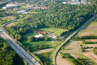 Vue aérienne de Stade d'Oberwald à le quartier Durlach in Karlsruhe dans le département Bade-Wurtemberg, Allemagne