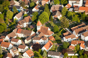 Vue aérienne de Vieux cimetière à le quartier Wolfartsweier in Karlsruhe dans le département Bade-Wurtemberg, Allemagne