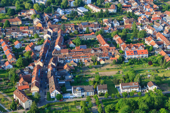 Vue aérienne de Tiroler Straße dans le quartier d'Aue à le quartier Durlach in Karlsruhe dans le département Bade-Wurtemberg, Allemagne