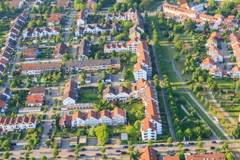 Vue aérienne de Schlesier Straße dans le quartier d'Aue à le quartier Durlach in Karlsruhe dans le département Bade-Wurtemberg, Allemagne