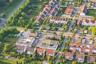 Vue aérienne de Göllnitzer Straße dans le quartier d'Aue à le quartier Durlach in Karlsruhe dans le département Bade-Wurtemberg, Allemagne