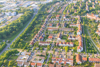 Vue aérienne de À Säuterich dans le district d'Aue à le quartier Durlach in Karlsruhe dans le département Bade-Wurtemberg, Allemagne