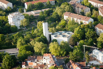 Vue aérienne de Église Saint-Jean à le quartier Durlach in Karlsruhe dans le département Bade-Wurtemberg, Allemagne