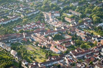 Vue aérienne de Ostmarkstr à le quartier Durlach in Karlsruhe dans le département Bade-Wurtemberg, Allemagne